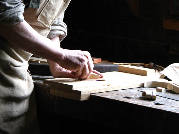 Nacemos de la influencia y formación  heredada en el sector de la <strong>carpintería de madera y ebanistería  en Torrejoncillo.</strong>